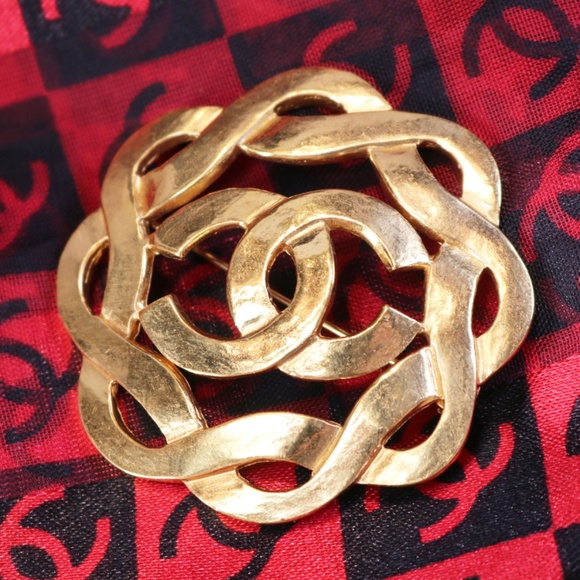 Chanel CC Logo Gold Plated Swirl Brooch with Box ~ Made In France *signed* - Picture 13 of 16